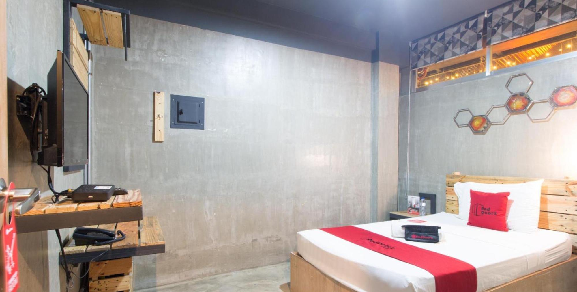Reddoorz Plus @ Taft North Mandurriao Илоило Экстерьер фото